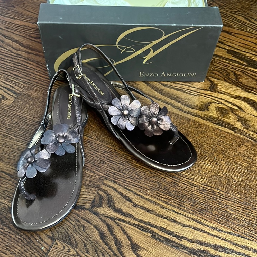 NWT ENZO ANGIOLINI Bronze Floral Strap Back Wedge Heel